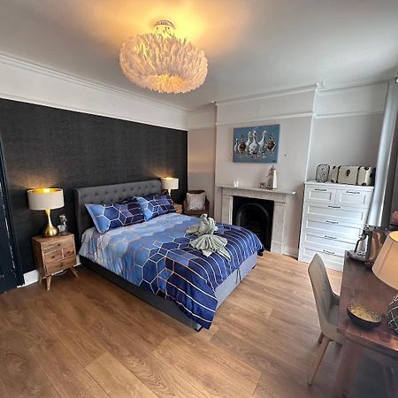 Large Bedroom In Beautiful House 伦敦 外观 照片